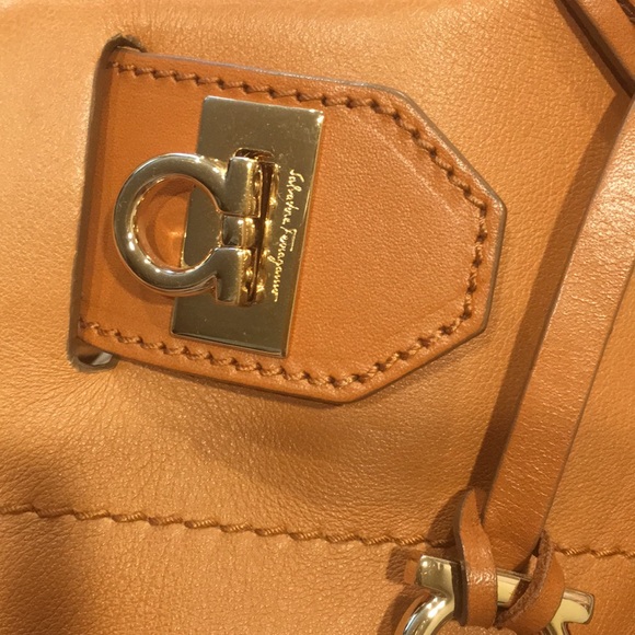Salvatore Ferragamo handbag - Picture 2 of 8